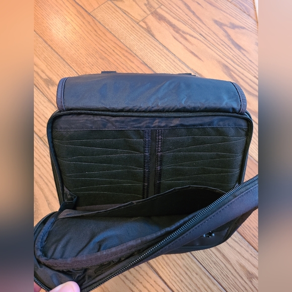 Targus DVD401 Portable DVD Carrying Case with handle - Picture 5 of 11